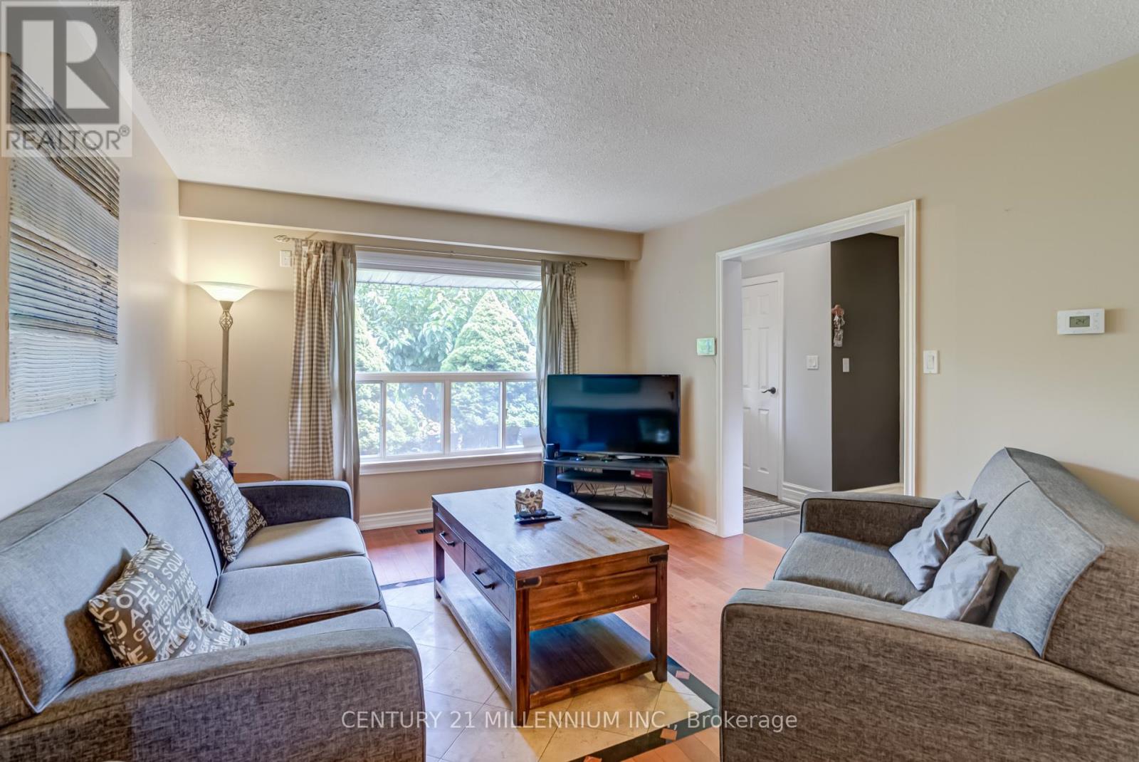 Photo 15 of 10 Greenwood Crescent, Brampton ON