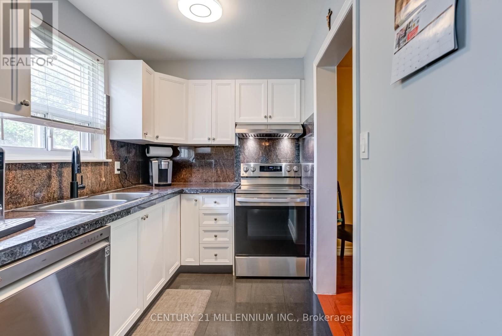 Photo 5 of 10 Greenwood Crescent, Brampton ON