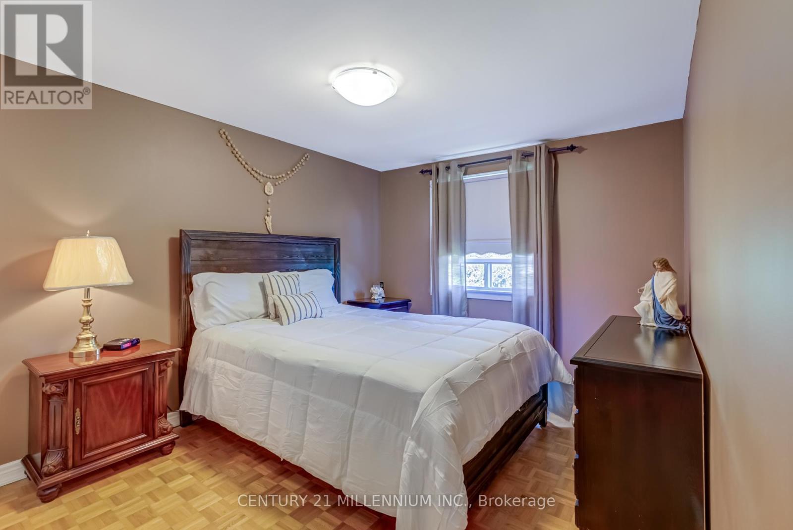 Photo 47 of 10 Greenwood Crescent, Brampton ON