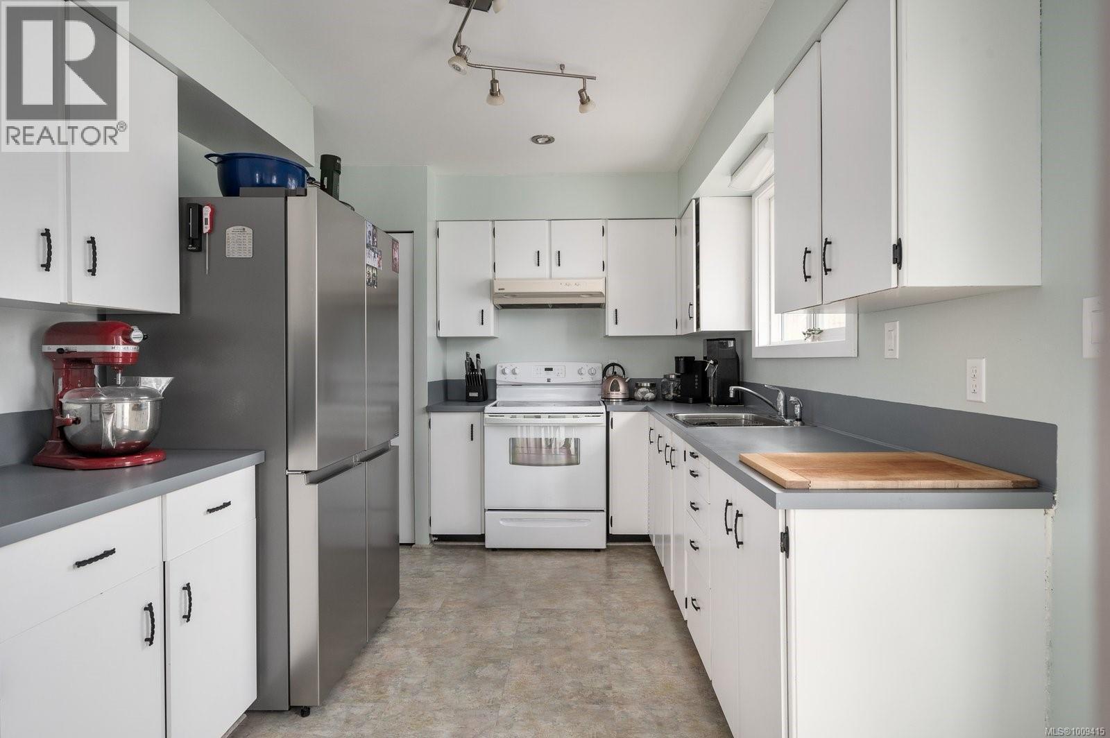 Photo 5 of 10872 Grandview Rd, Saltair BC