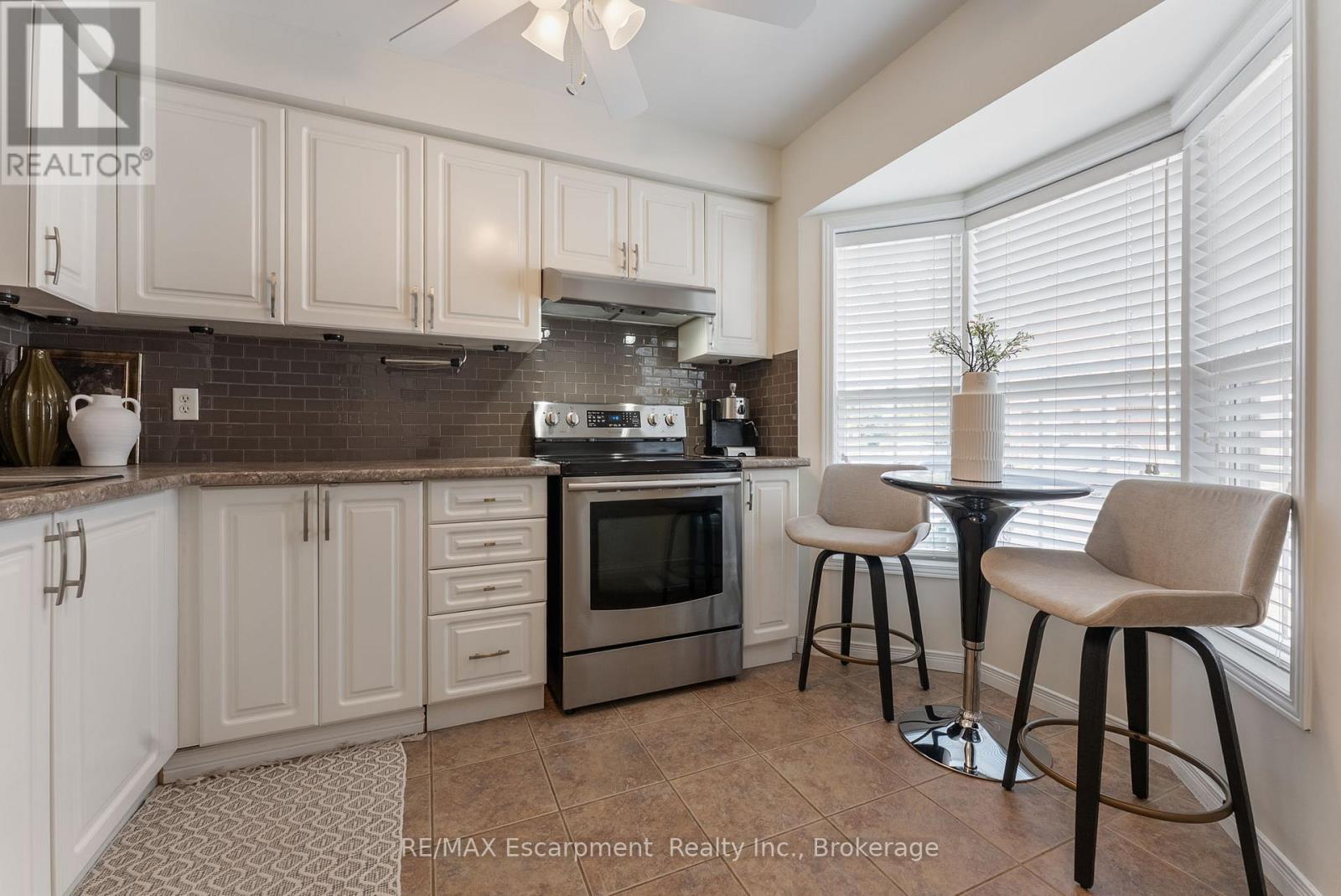 Photo 29 of 47 4200 Kilmer Drive, Burlington ON