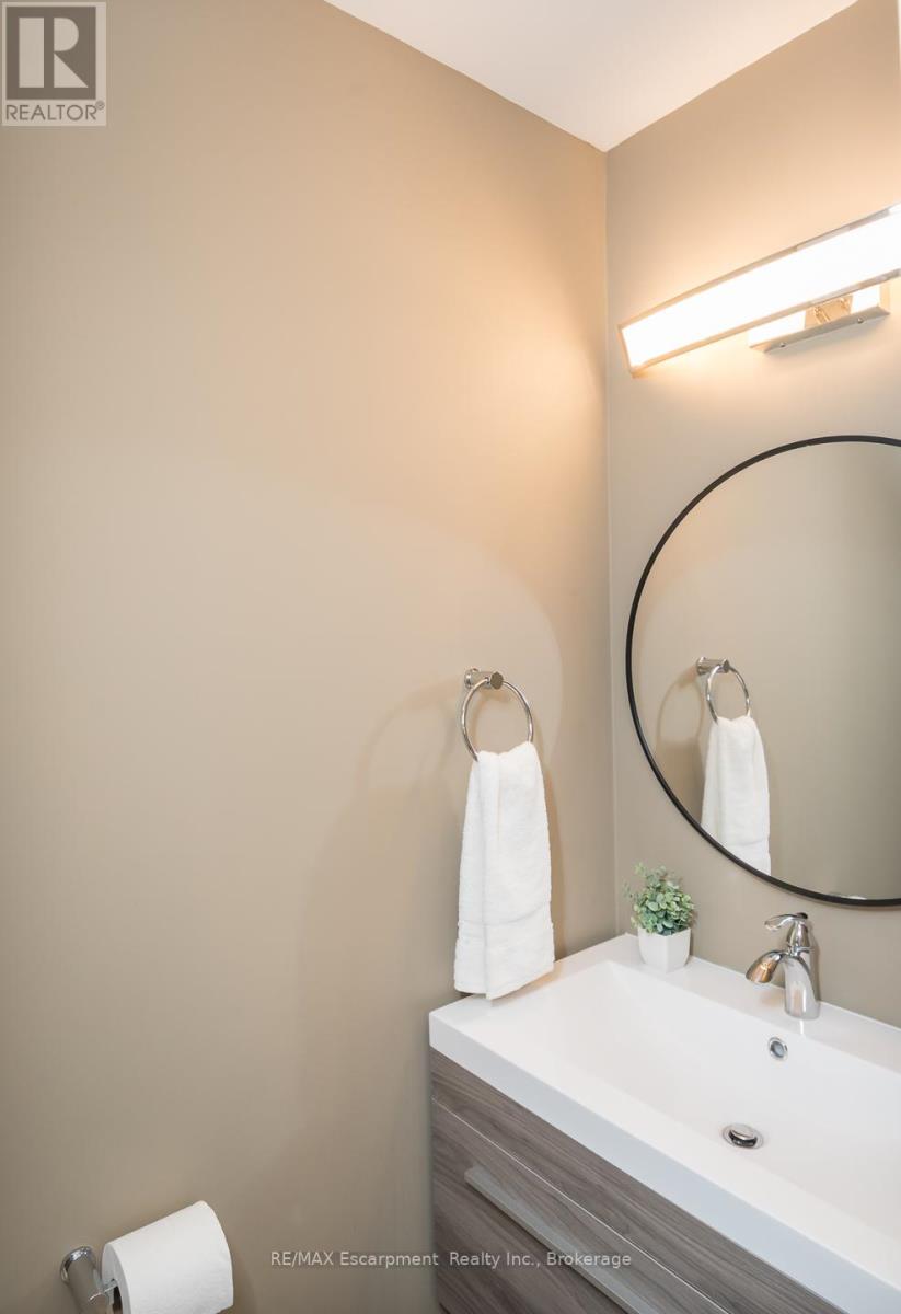 Photo 27 of 47 4200 Kilmer Drive, Burlington ON