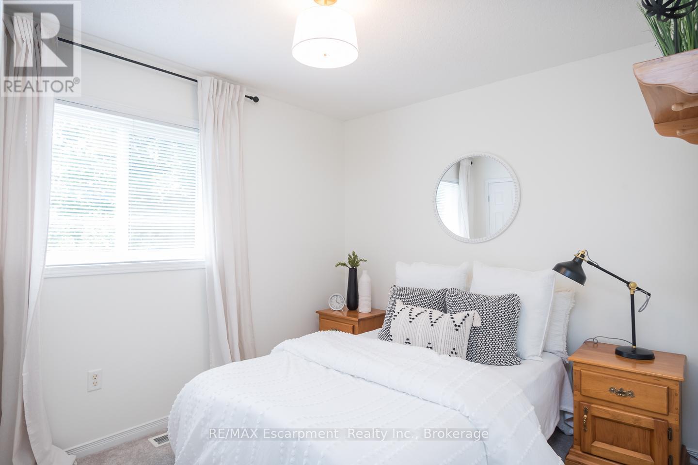 Photo 12 of 47 4200 Kilmer Drive, Burlington ON