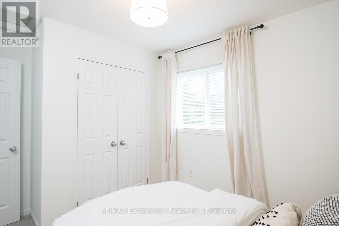Photo 20 of 47 4200 Kilmer Drive, Burlington ON