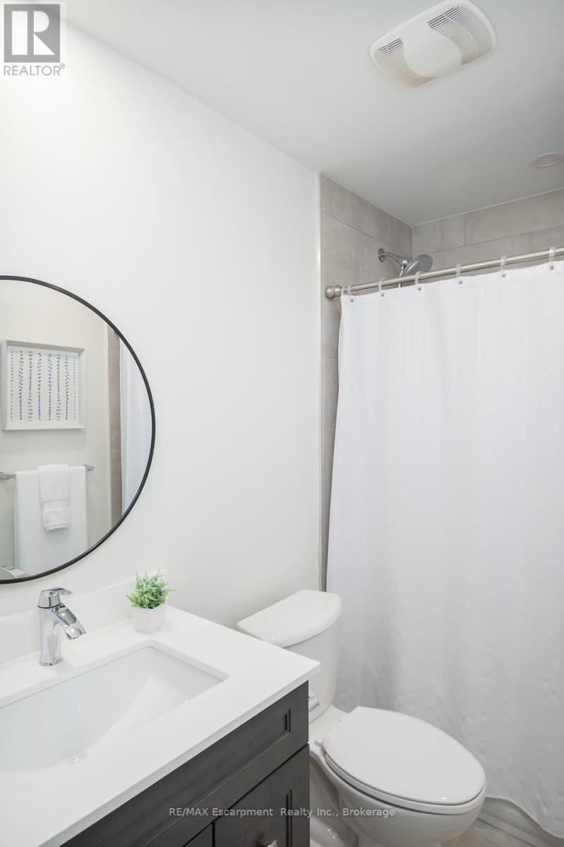 Photo 25 of 47 4200 Kilmer Drive, Burlington ON