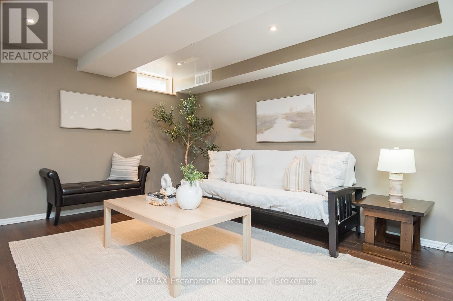 Photo 11 of 47 4200 Kilmer Drive, Burlington ON