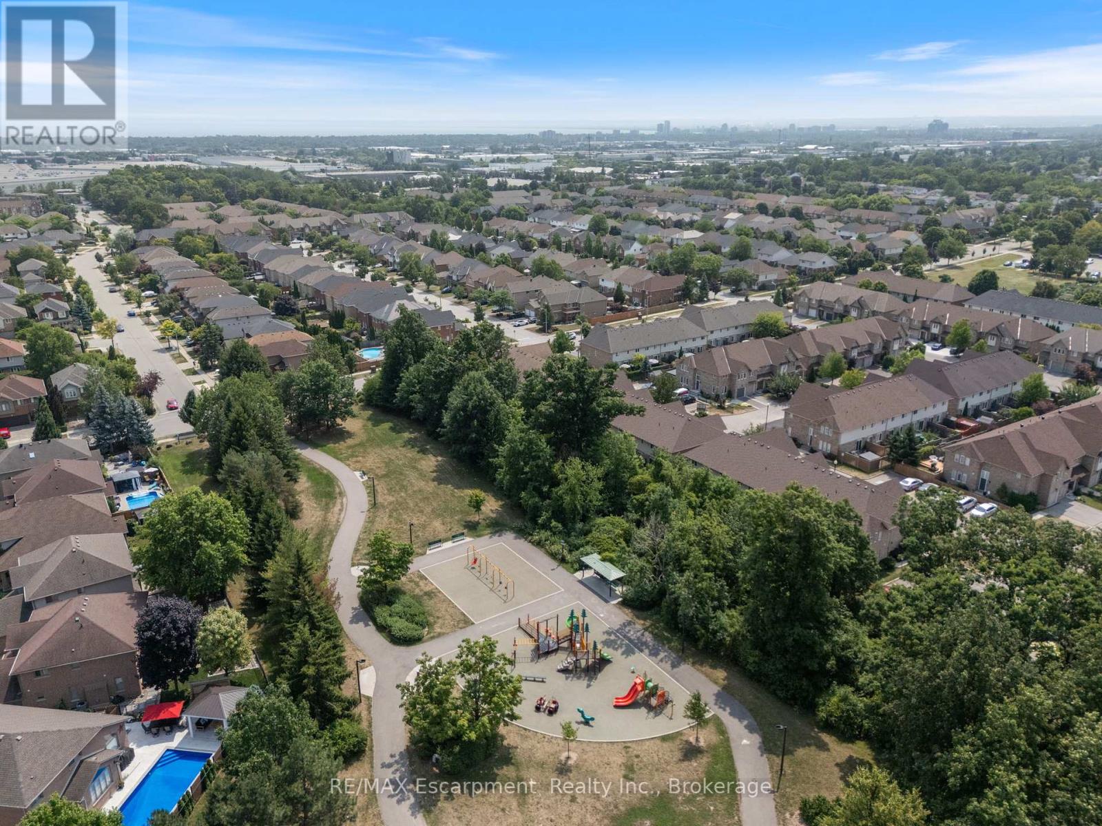 Photo 19 of 47 4200 Kilmer Drive, Burlington ON