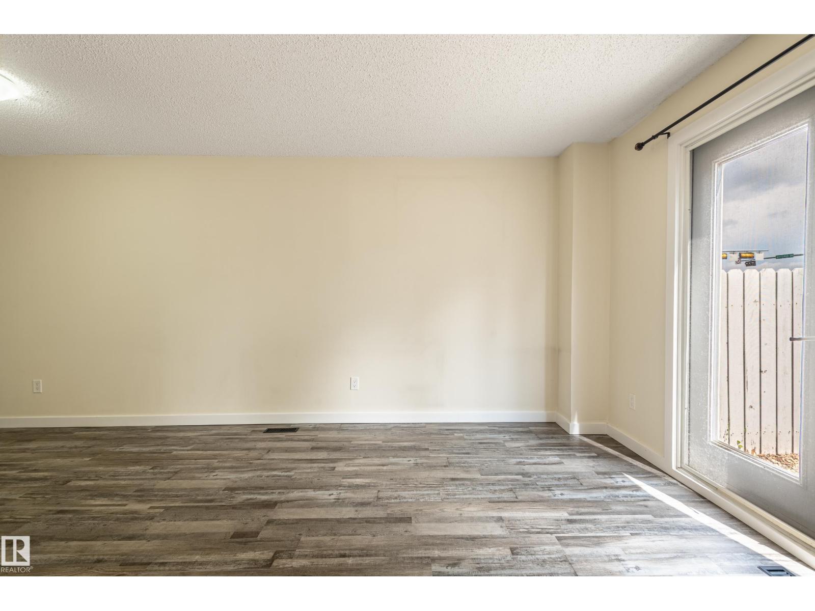 Photo 14 of 105 14707 53 Av Nw, Edmonton AB