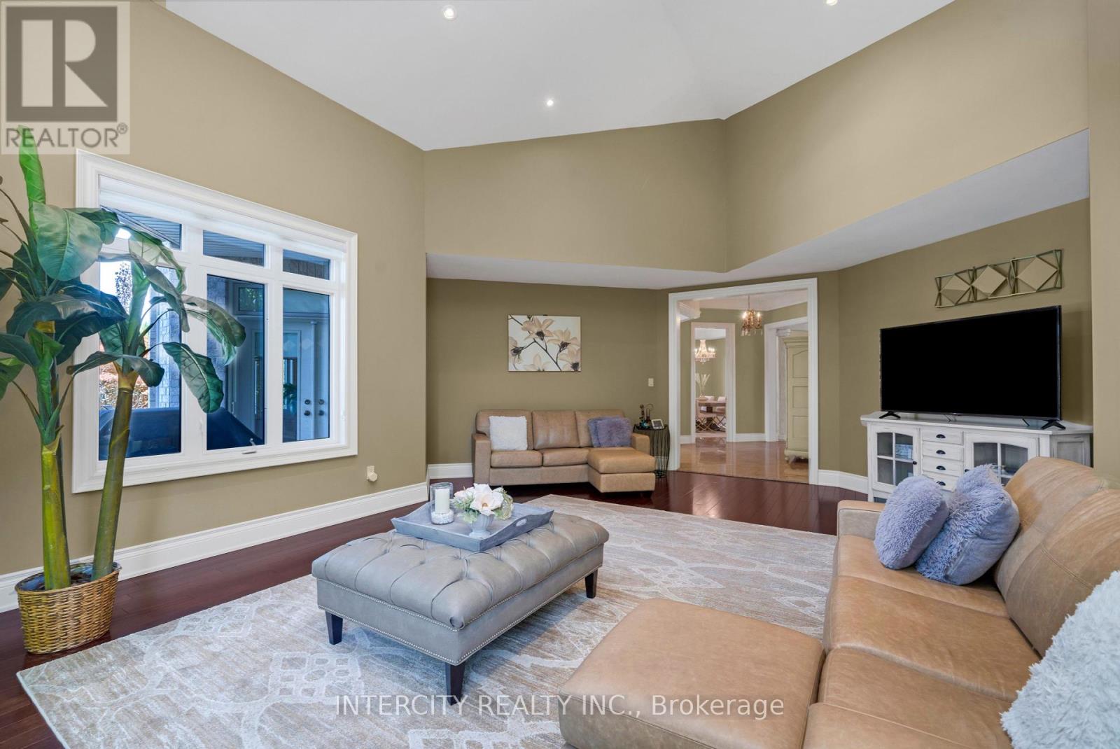 Photo 15 of 118 Park Ridge Drive, Vaughan ON