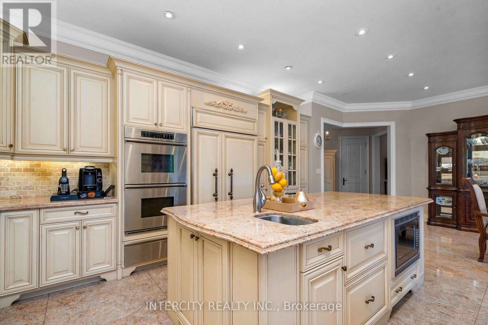 Photo 10 of 118 Park Ridge Drive, Vaughan ON