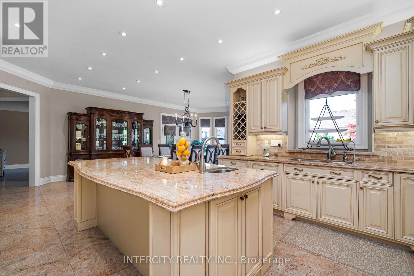 Photo 11 of 118 Park Ridge Drive, Vaughan ON