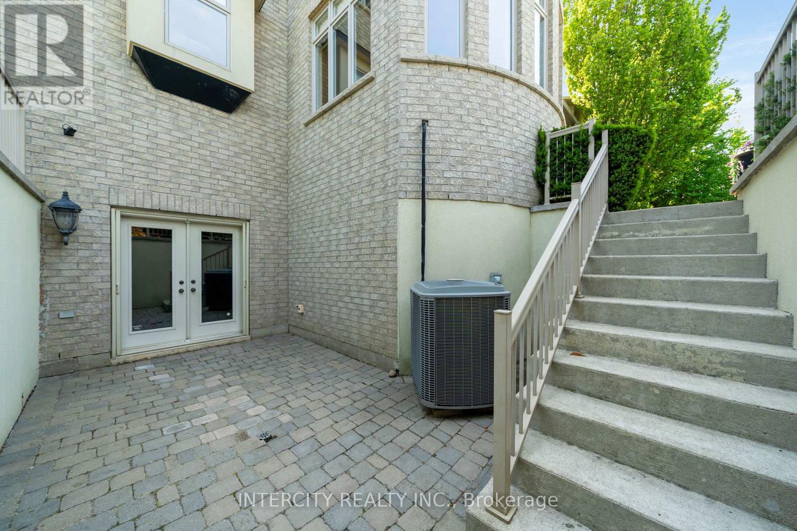 Photo 44 of 118 Park Ridge Drive, Vaughan ON