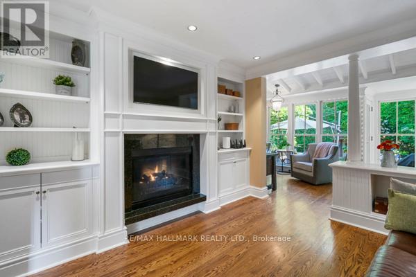 Photo 3 of 59 Centre Street W, Richmond Hill ON