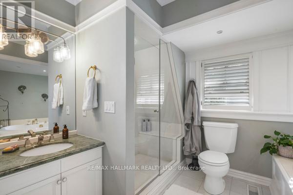Photo 32 of 59 Centre Street W, Richmond Hill ON