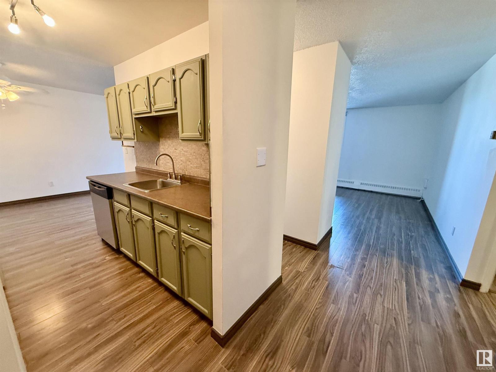 Photo 6 of 409 10145 109 St Nw, Edmonton AB