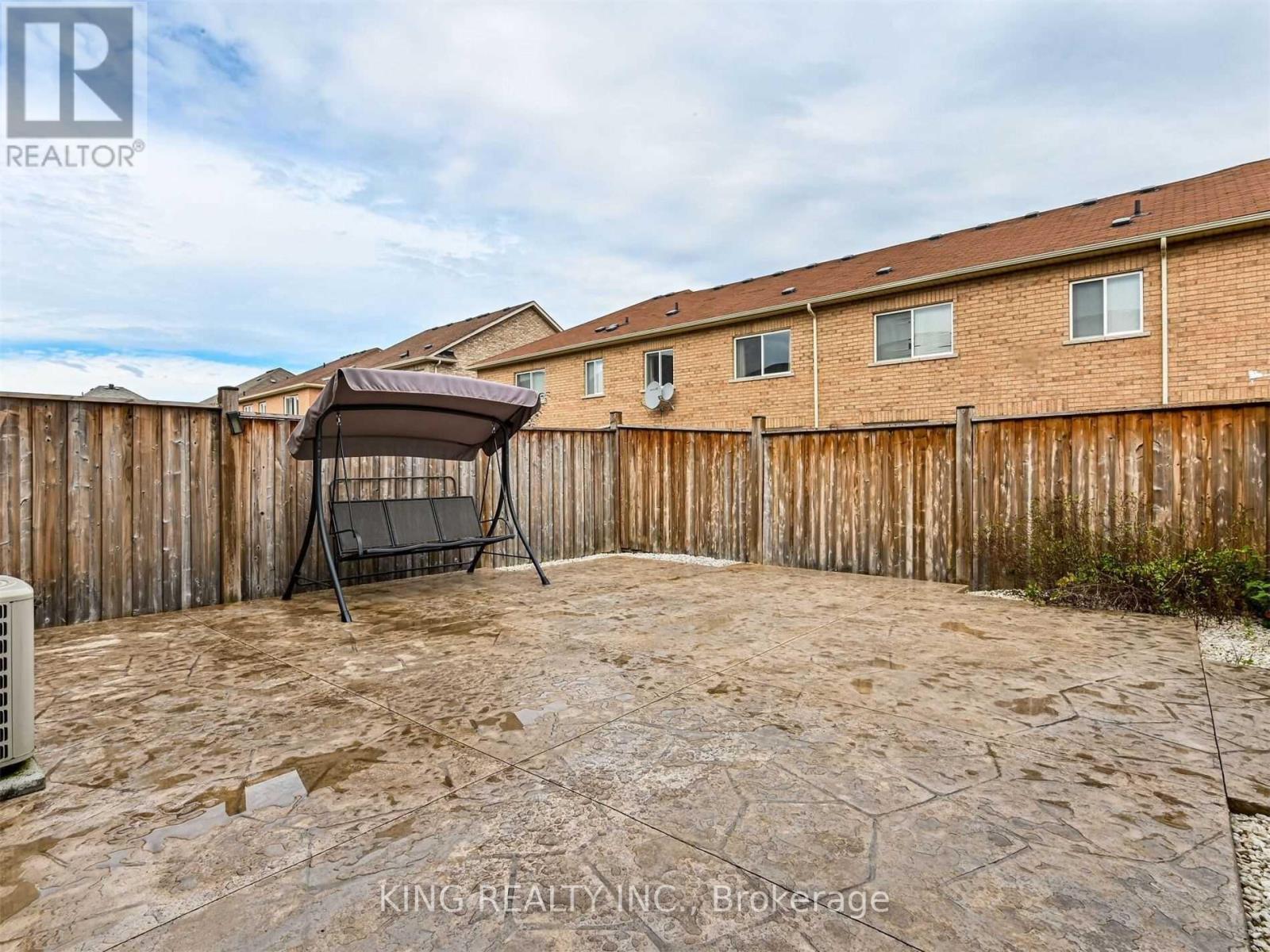 Photo 4 of 23 Wall Street, Brampton ON