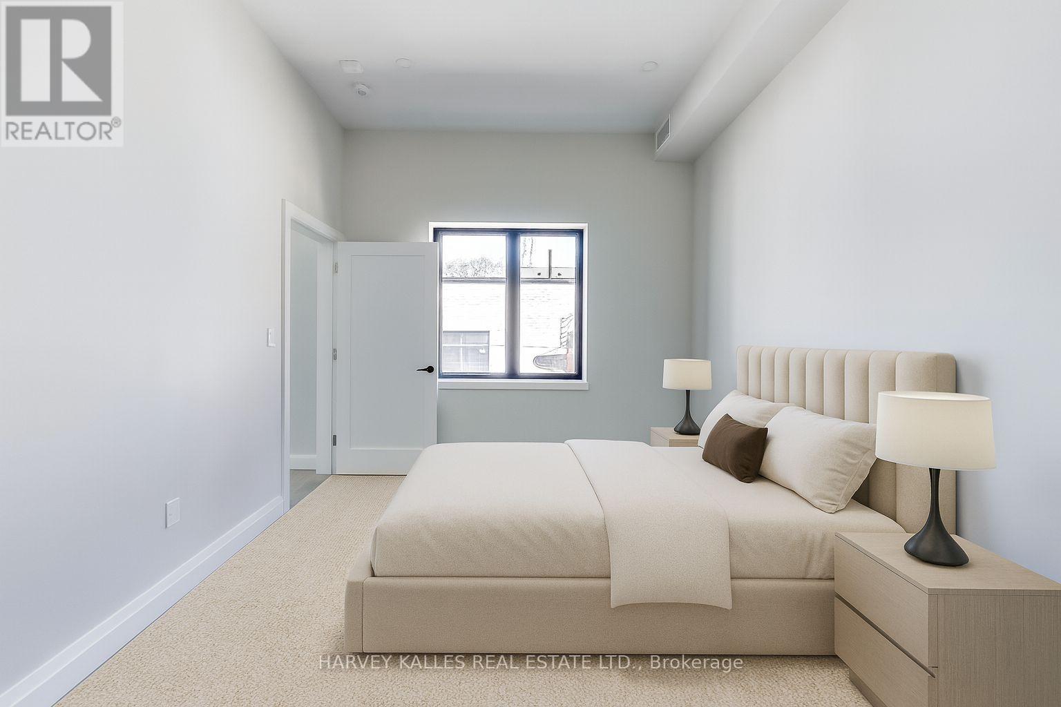 Photo 8 of 4 2896 Dundas Street W, Toronto ON