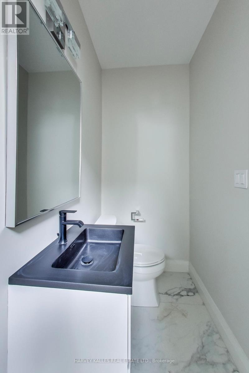 Photo 11 of 4 2896 Dundas Street W, Toronto ON