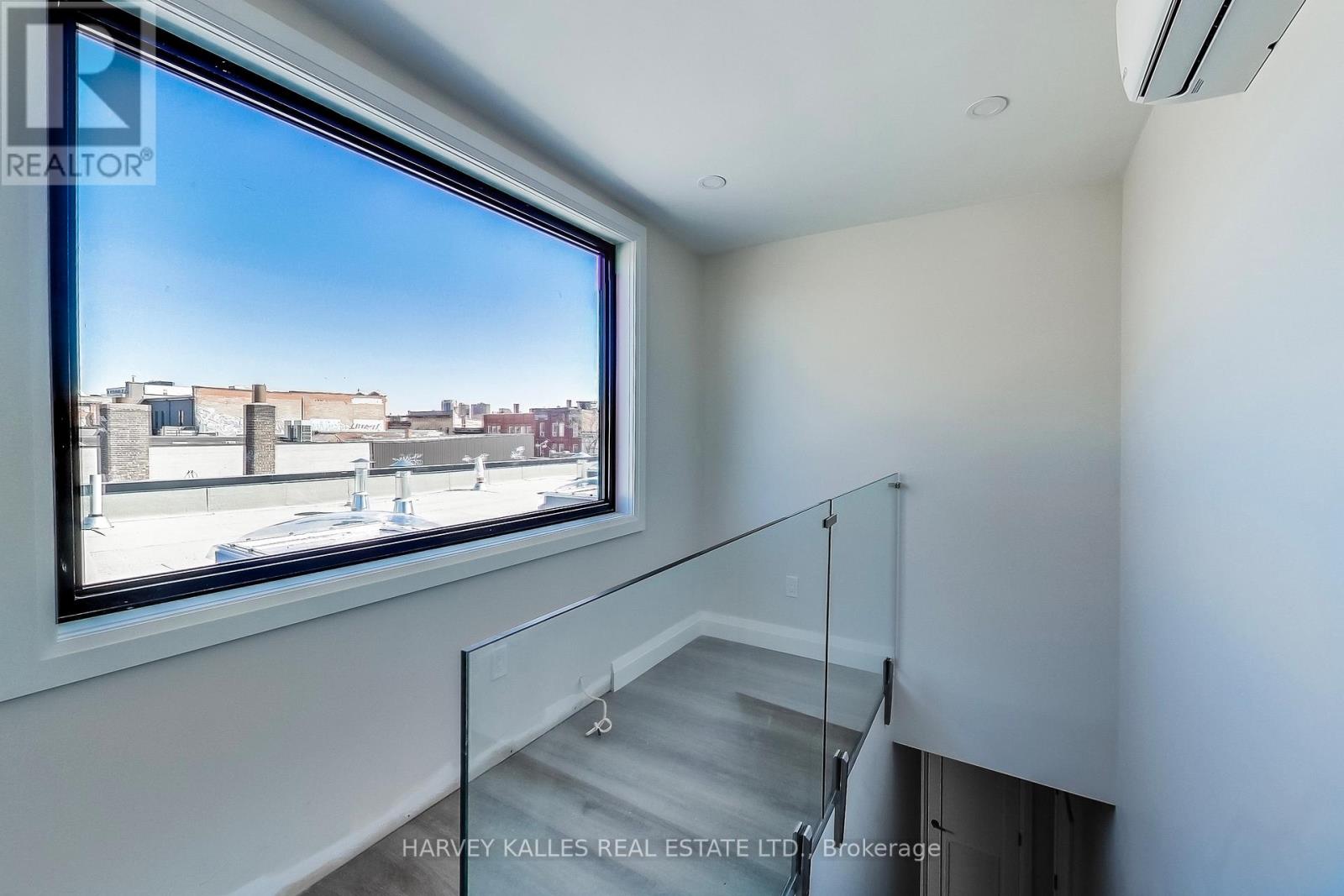 Photo 16 of 4 2896 Dundas Street W, Toronto ON
