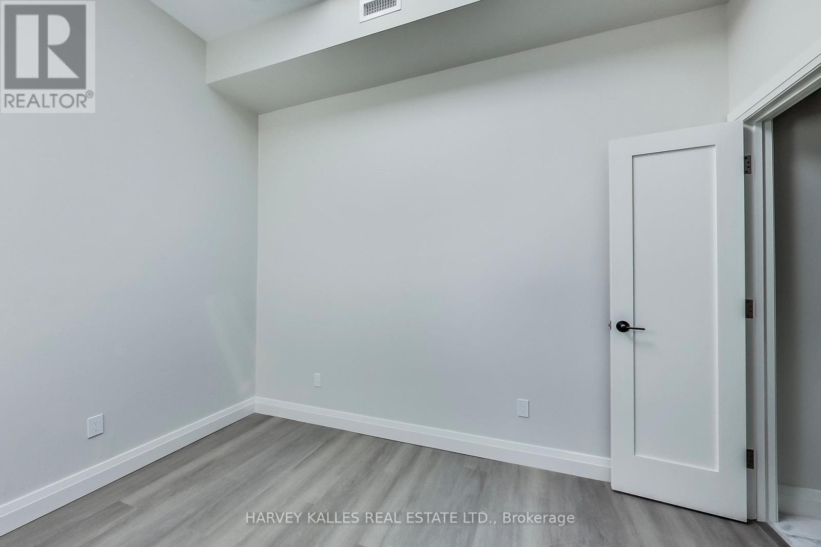 Photo 13 of 4 2896 Dundas Street W, Toronto ON