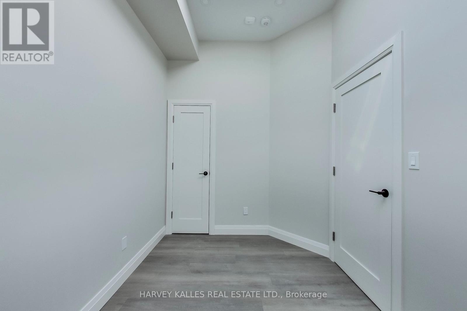 Photo 14 of 4 2896 Dundas Street W, Toronto ON