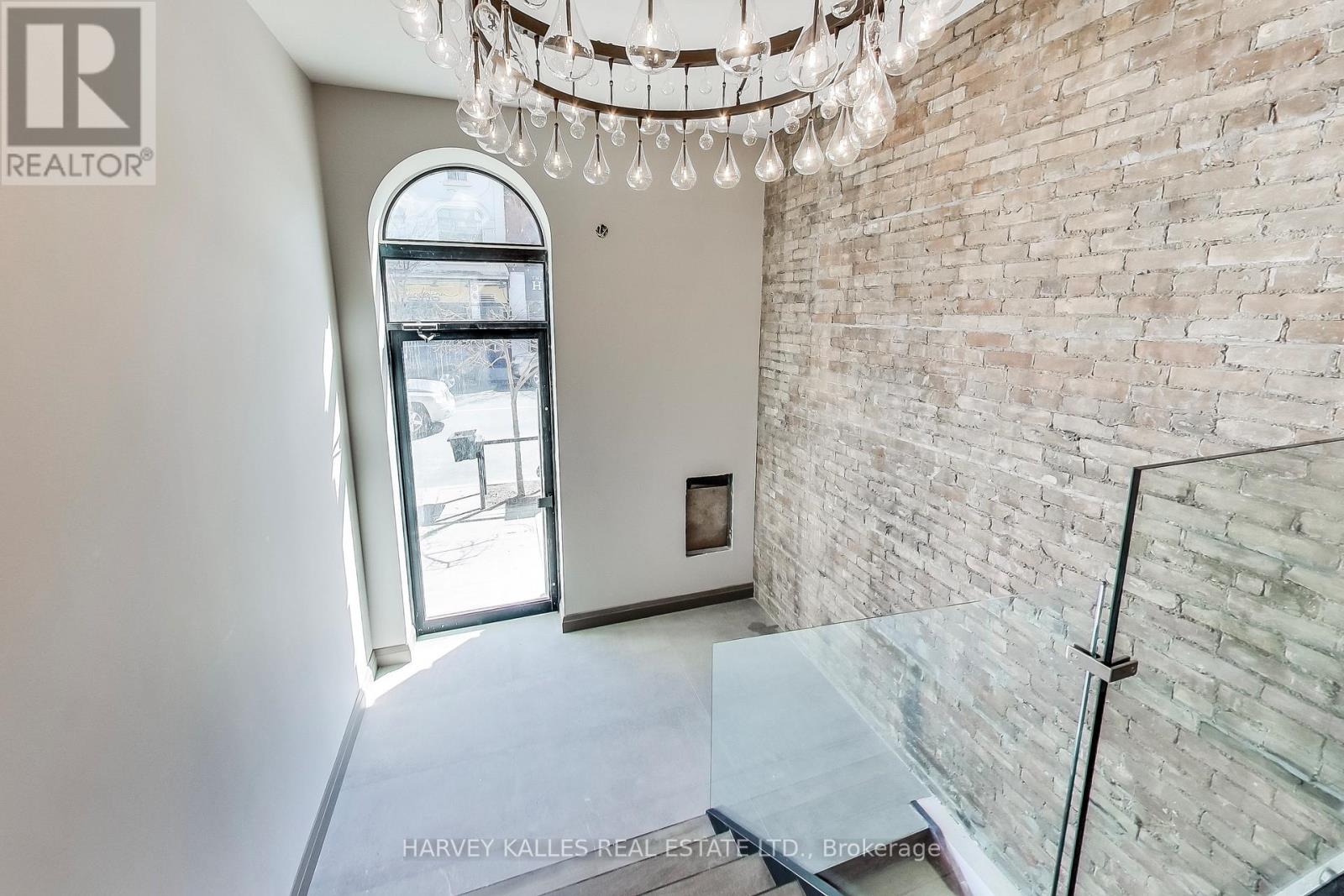 Photo 22 of 4 2896 Dundas Street W, Toronto ON