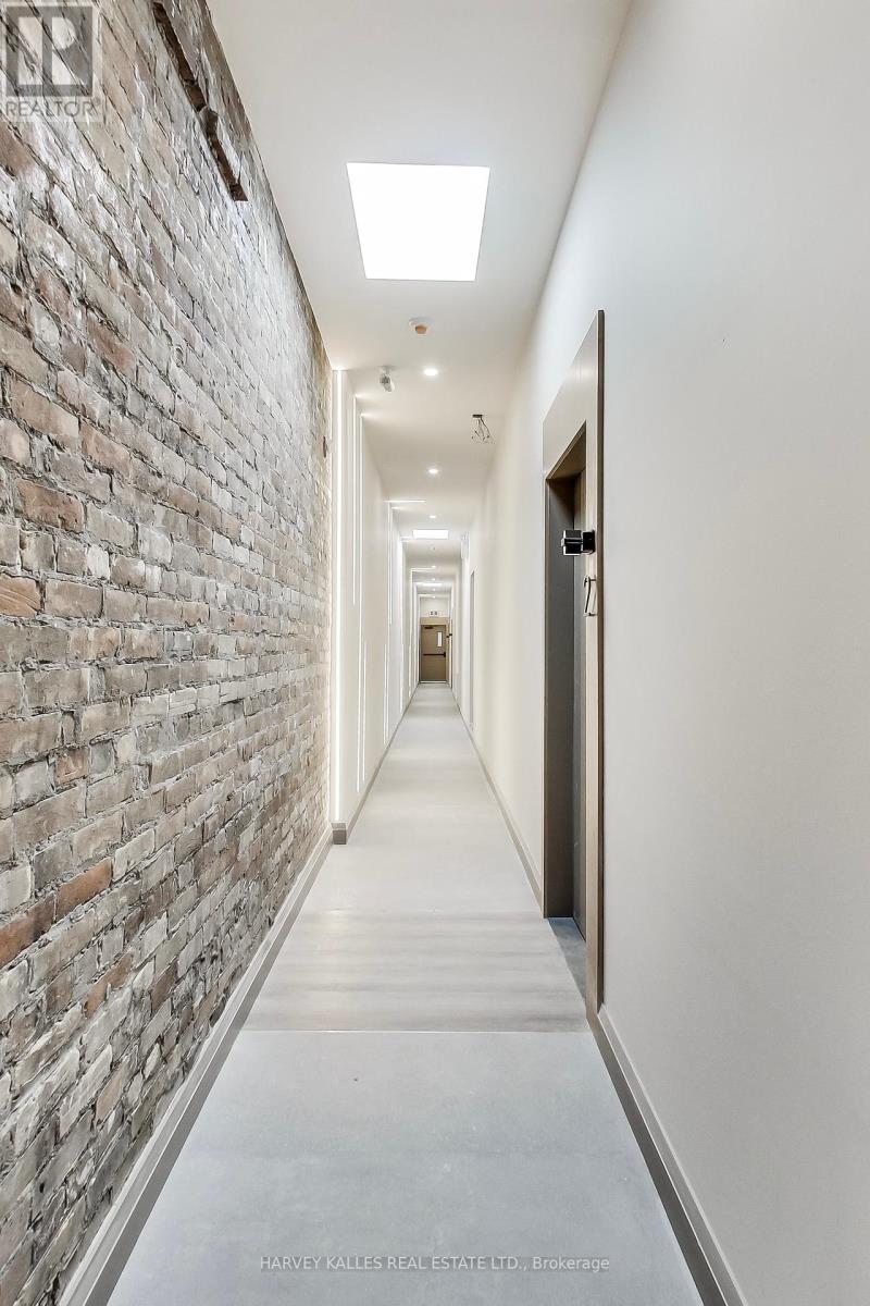 Photo 2 of 4 2896 Dundas Street W, Toronto ON