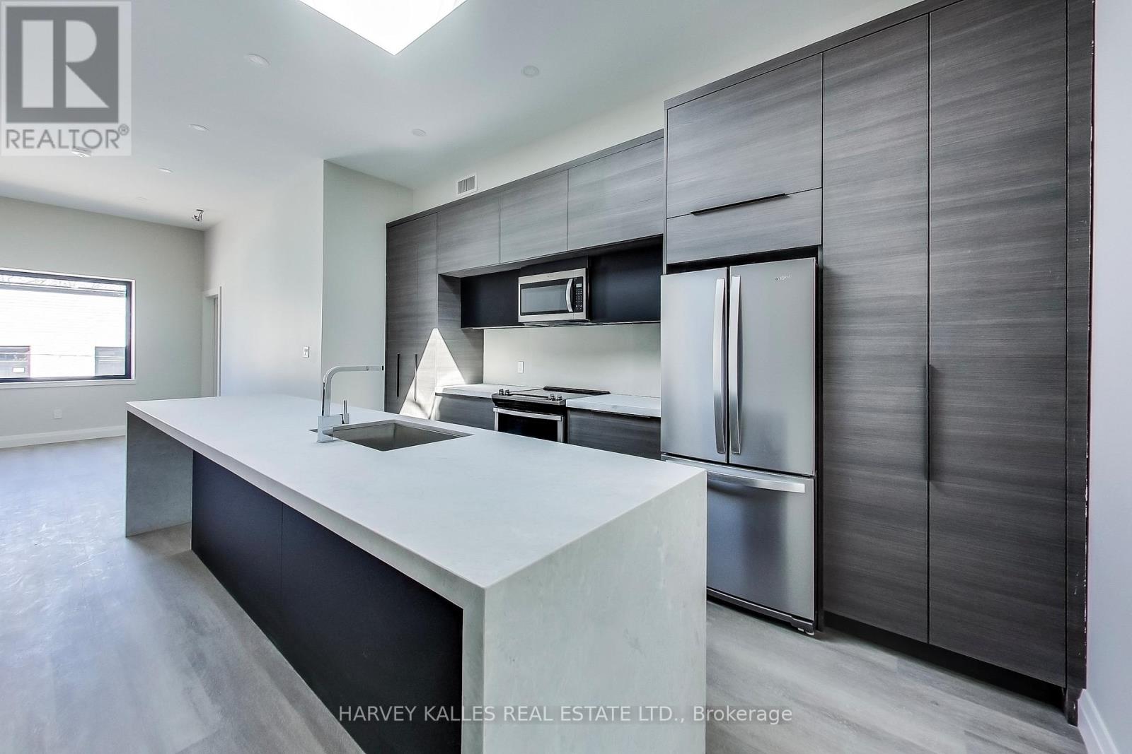 Photo 1 of 4 2896 Dundas Street W, Toronto ON