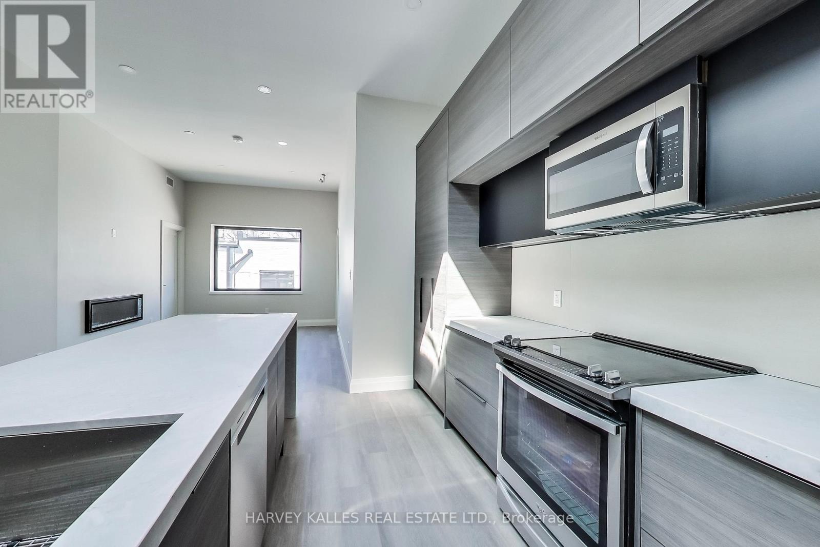 Photo 10 of 4 2896 Dundas Street W, Toronto ON
