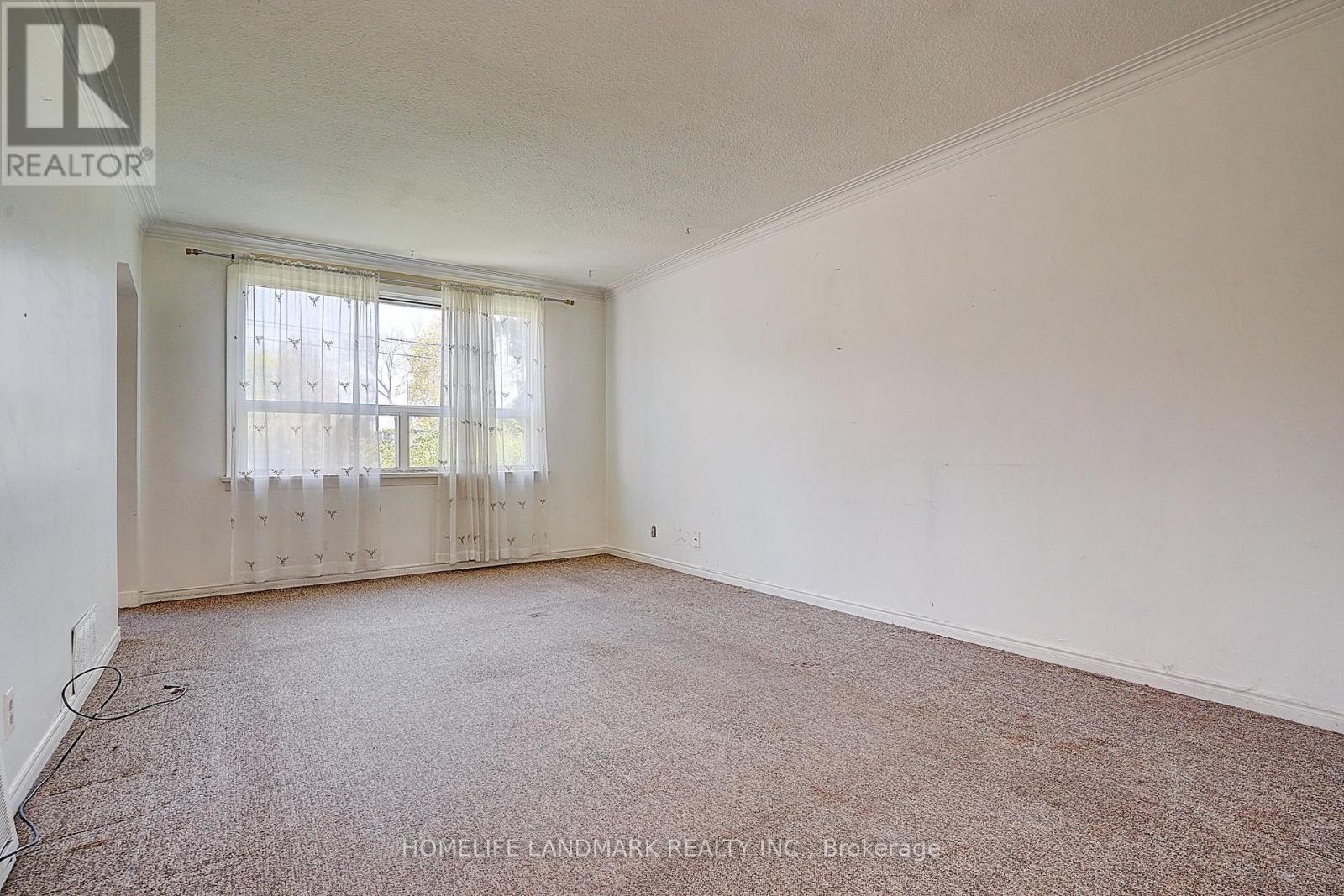 Photo 13 of 928 Hampton Crescent, Mississauga ON