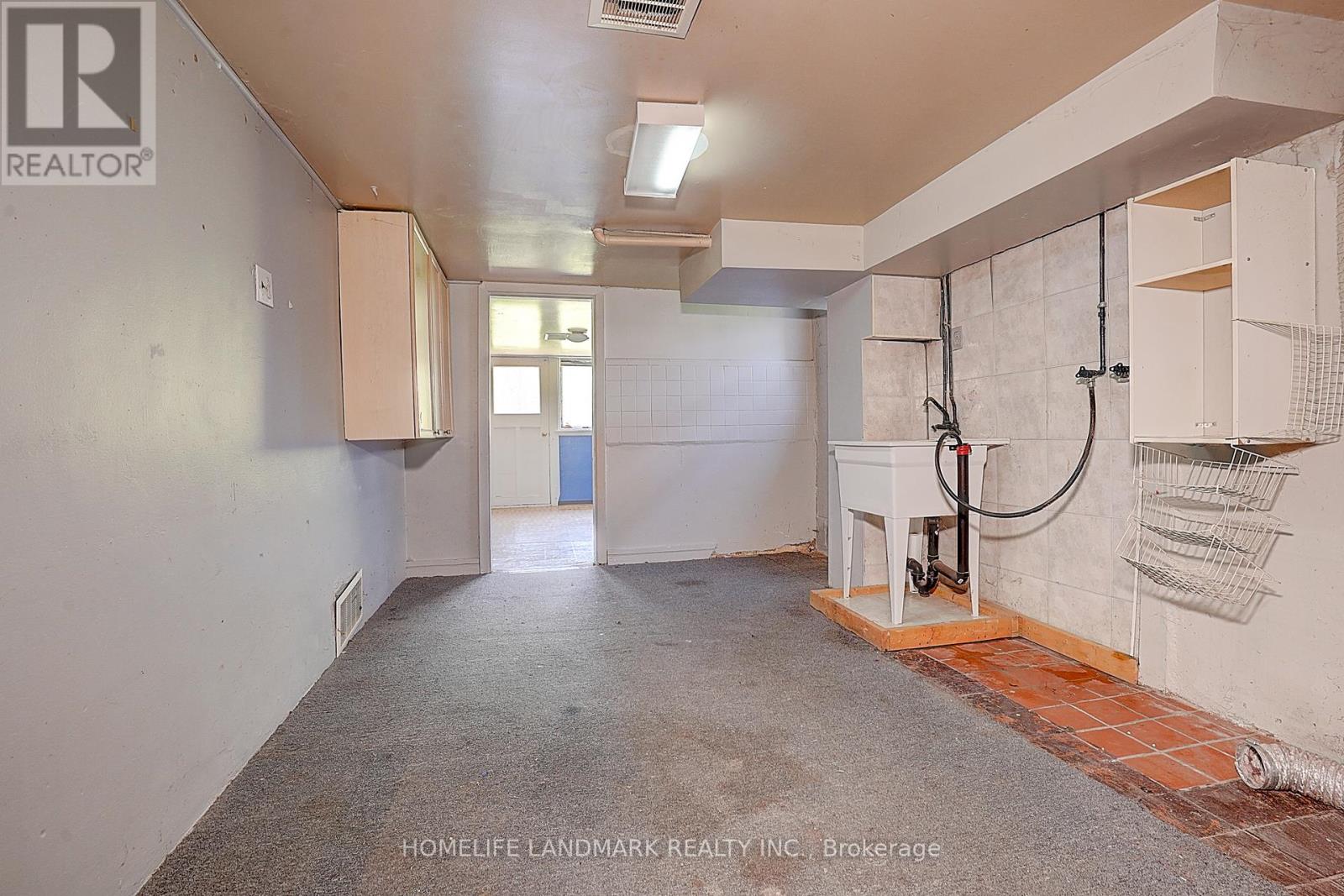 Photo 18 of 928 Hampton Crescent, Mississauga ON