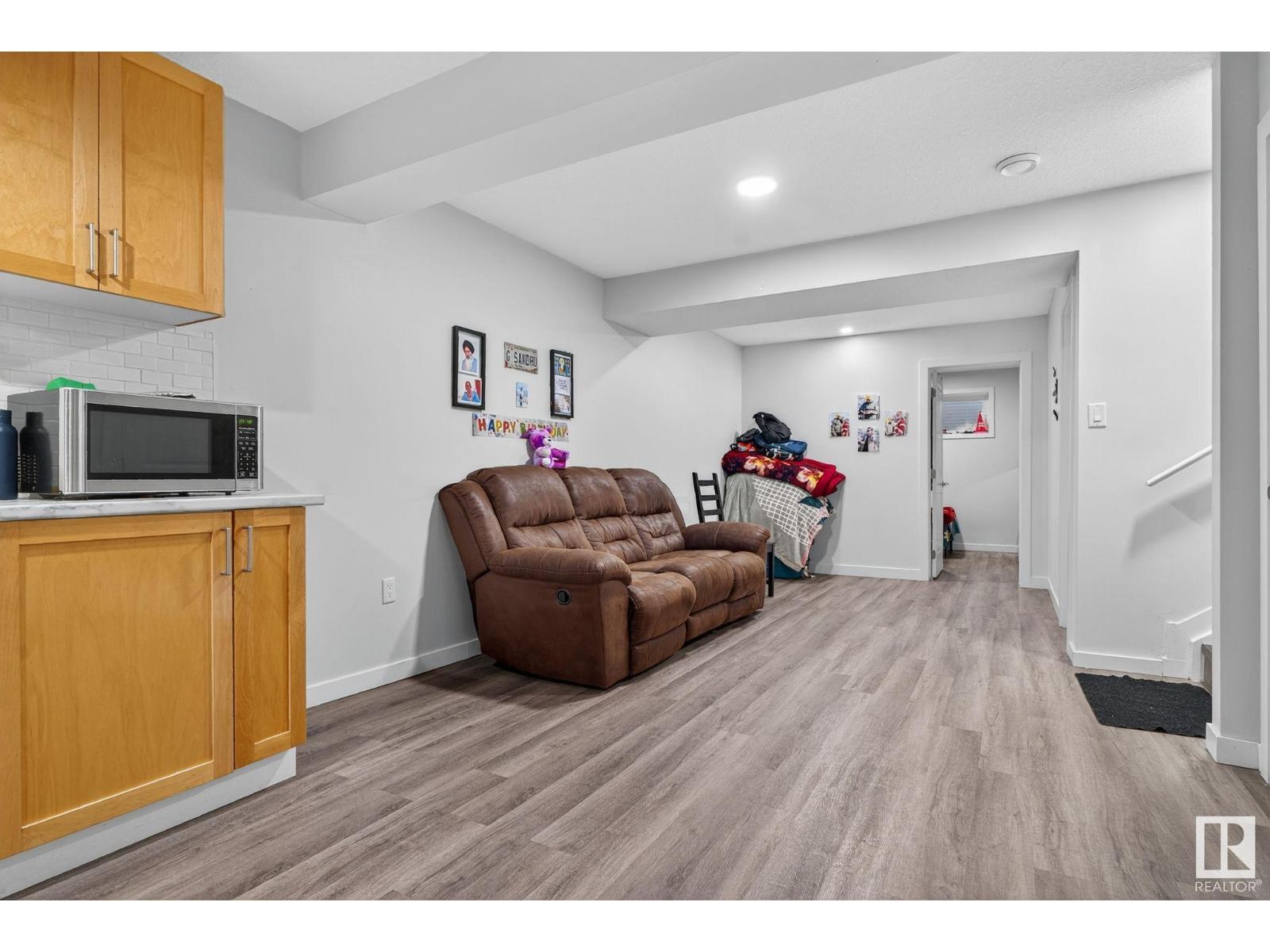 Photo 7 of 22035 80 Av Nw, Edmonton AB