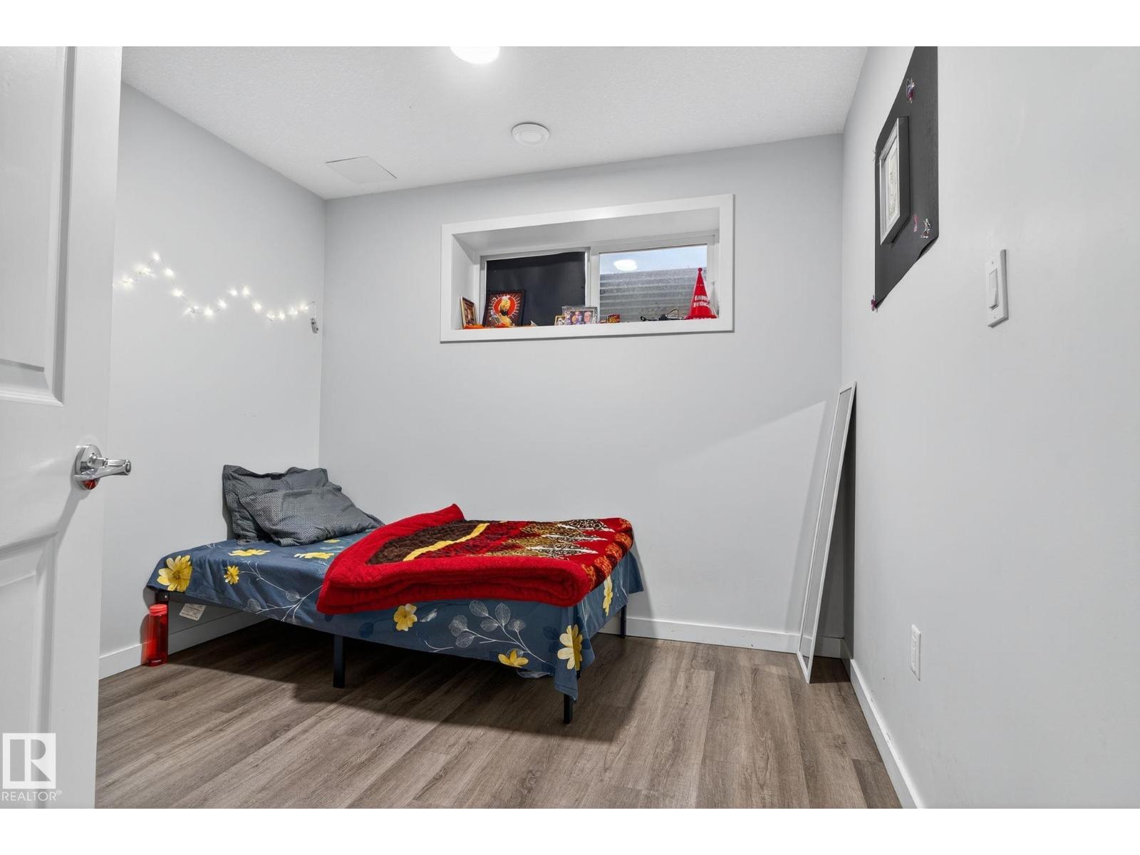 Photo 3 of 22035 80 Av Nw, Edmonton AB