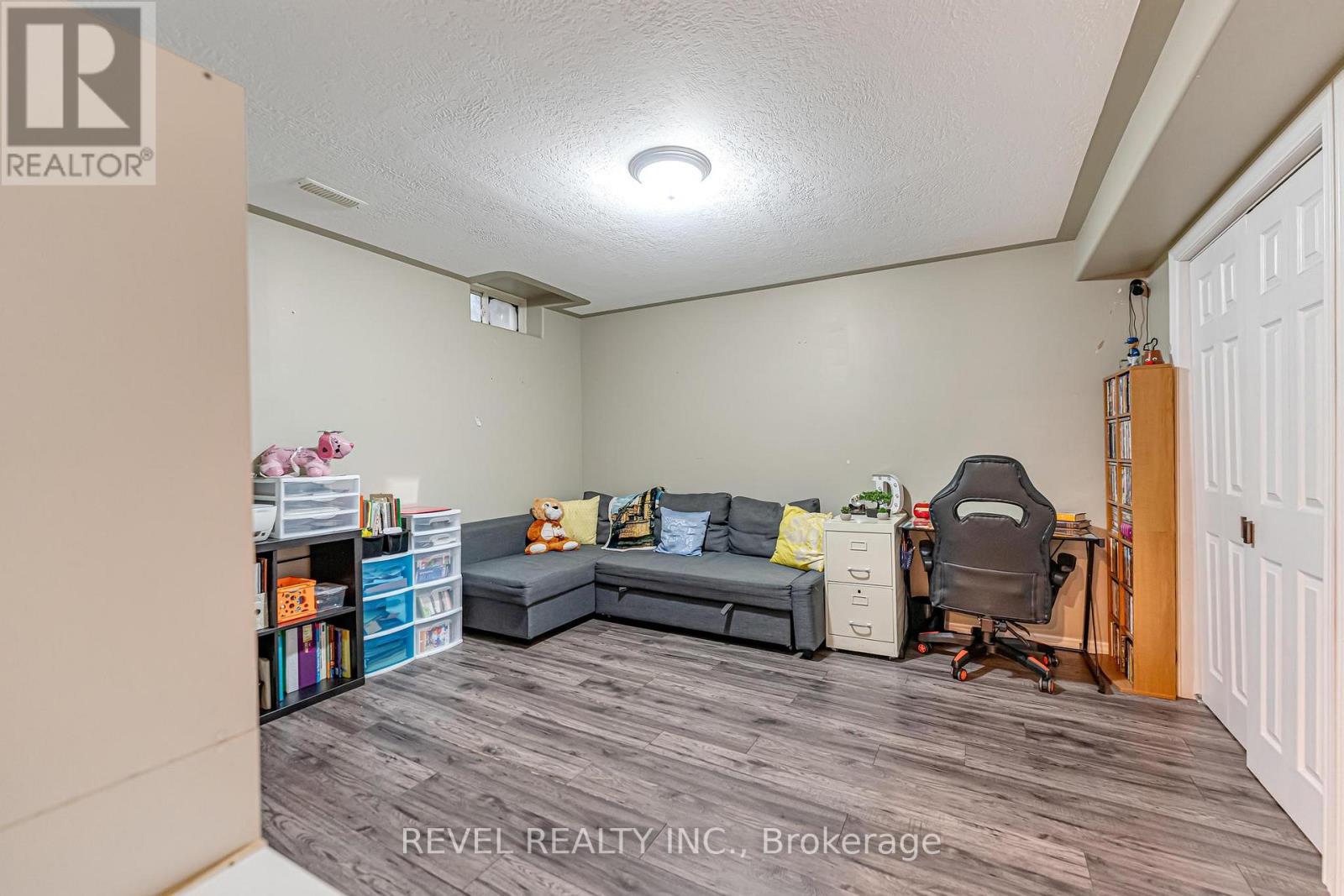 Photo 37 of 17 Webb Avenue, Brantford ON