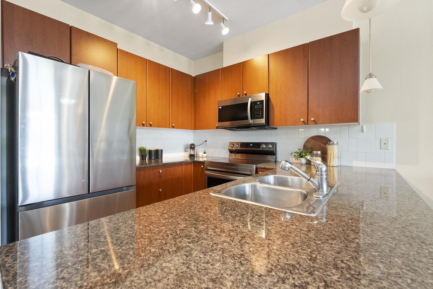 Photo 13 of 221 15380 102 A Avenue, Surrey BC