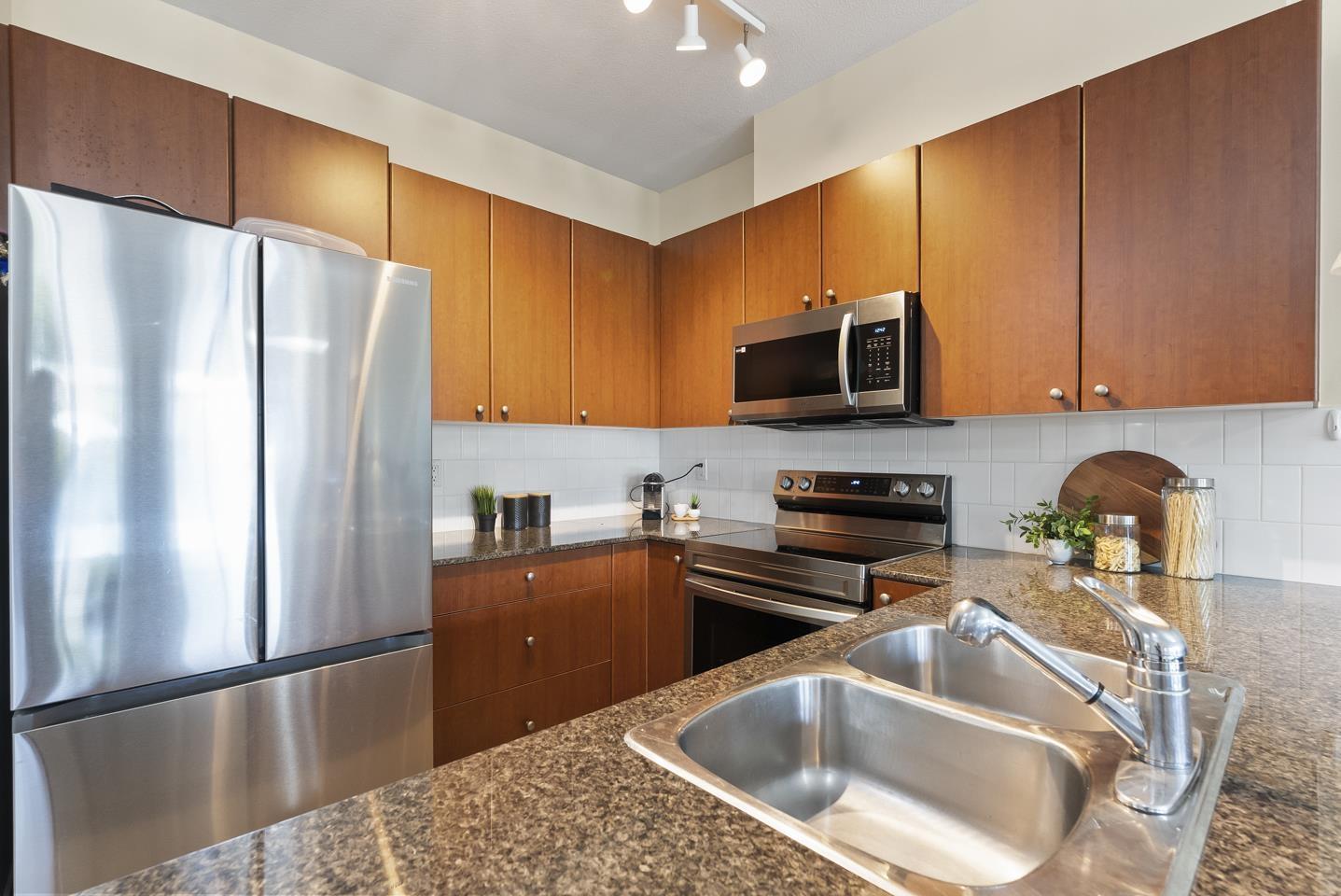 Photo 8 of 221 15380 102 A Avenue, Surrey BC