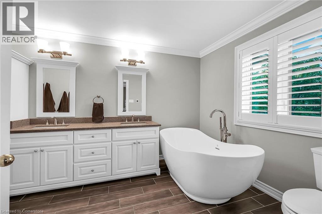 Photo 33 of 2371 Pathfinder Drive, Burlington ON