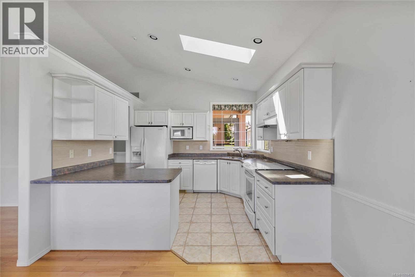 Photo 10 of 6345 Savary St, Nanaimo BC