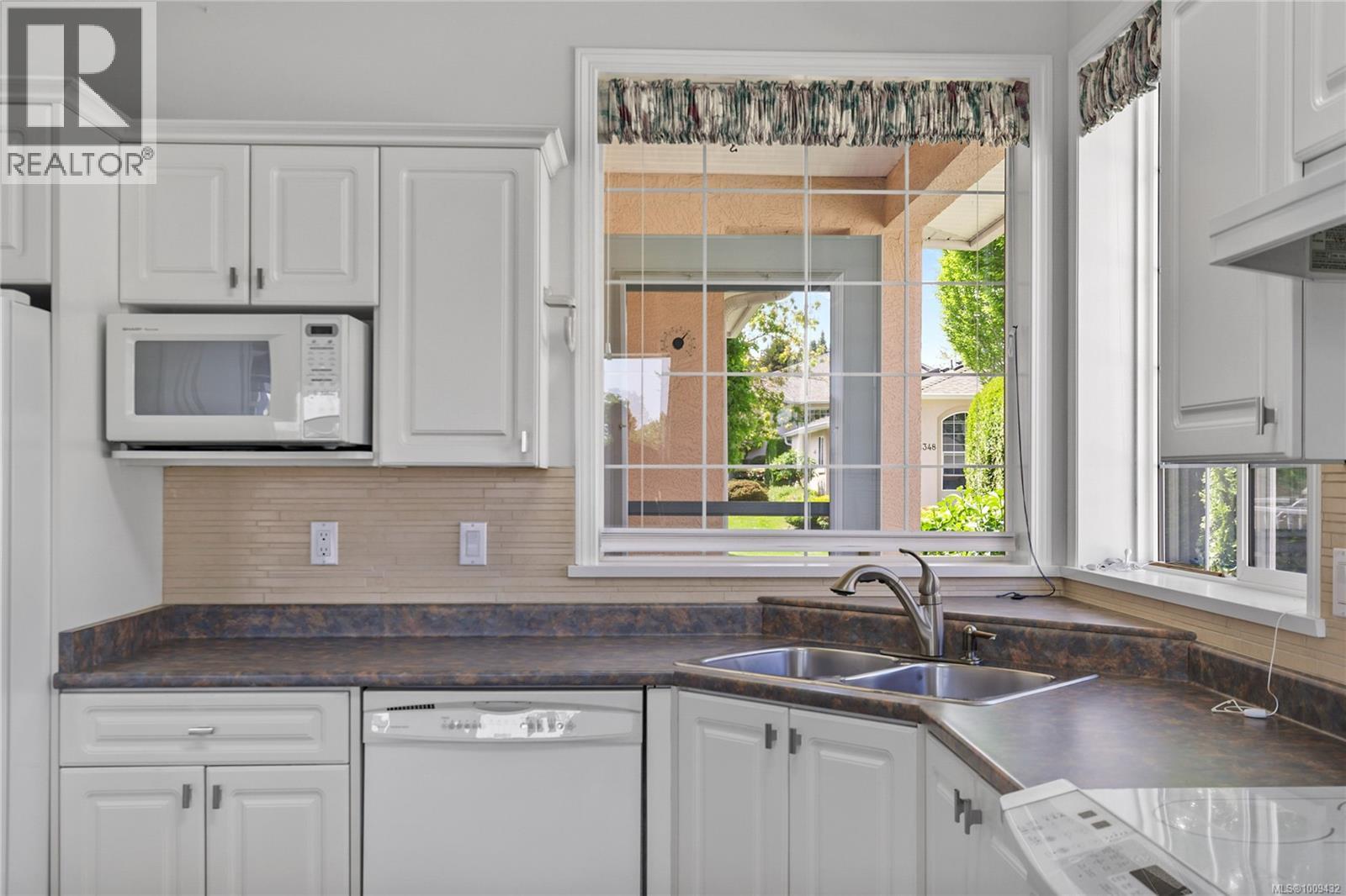 Photo 33 of 6345 Savary St, Nanaimo BC