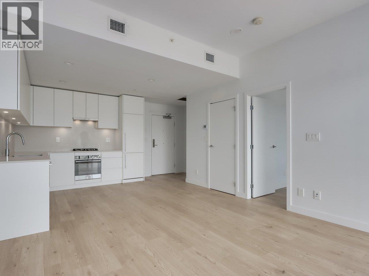 Photo 10 of 3804 2181 Madison Avenue, Burnaby BC