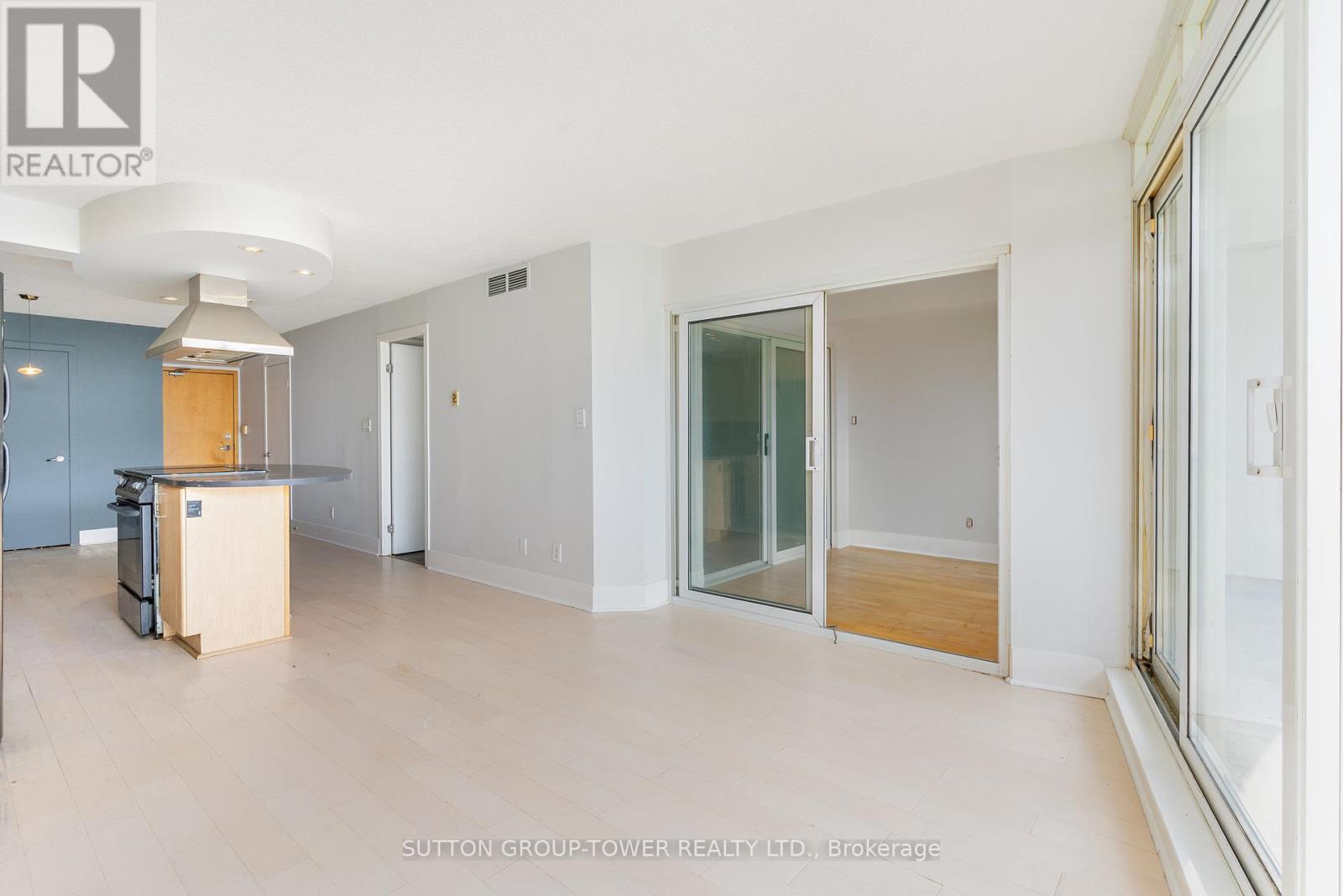 Photo 10 of 220 550 Queens Quay W, Toronto ON