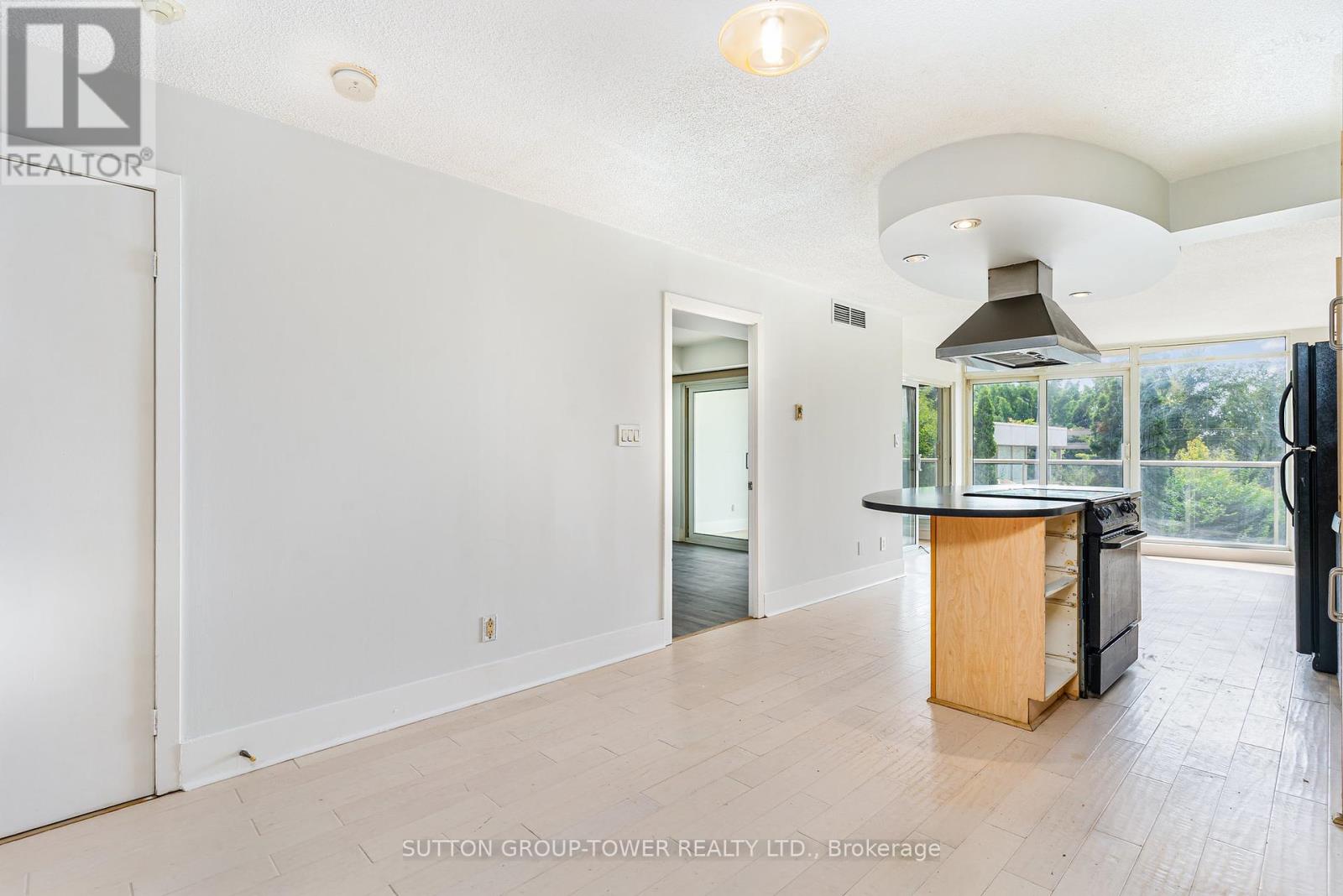 Photo 11 of 220 550 Queens Quay W, Toronto ON