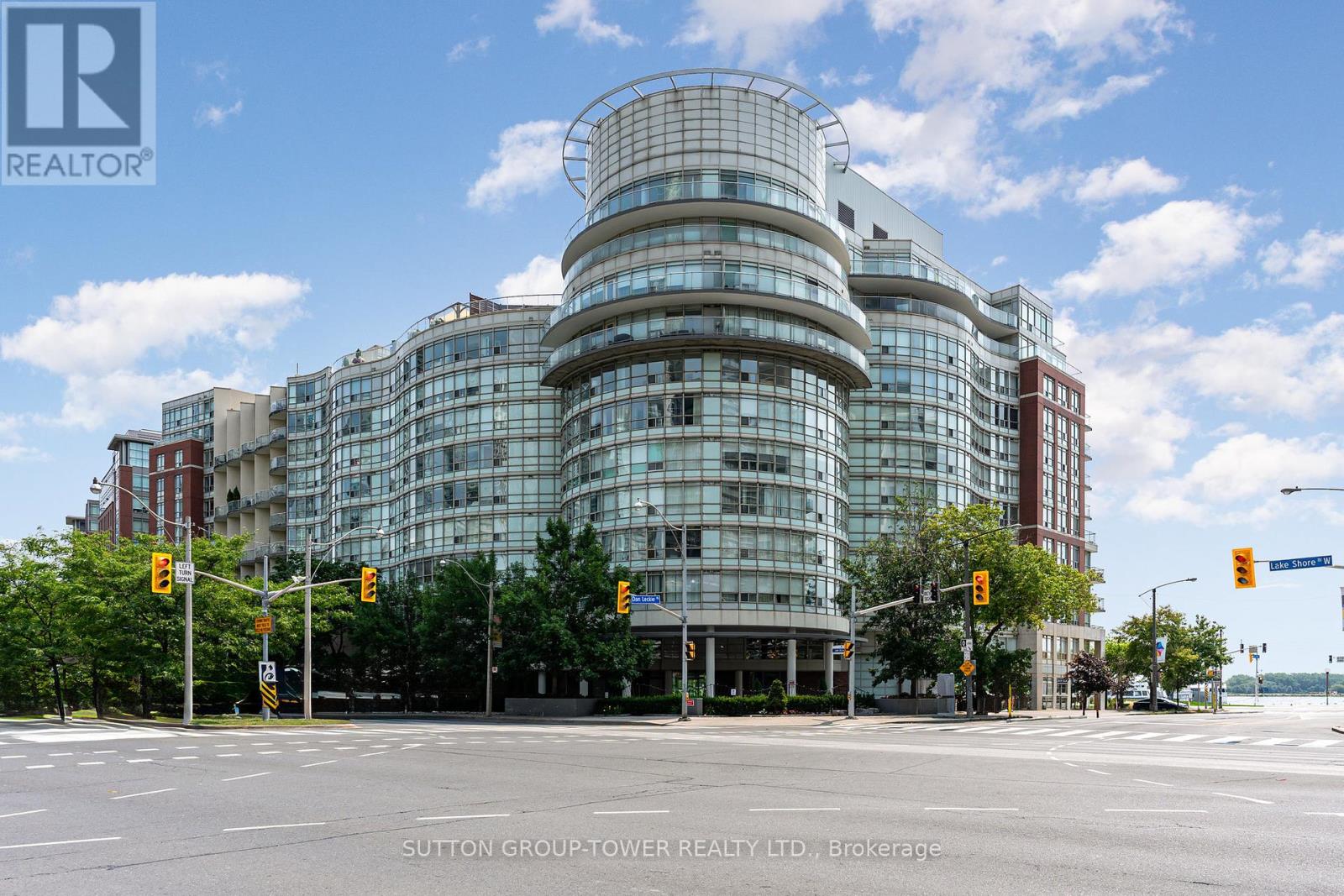 Photo 2 of 220 550 Queens Quay W, Toronto ON