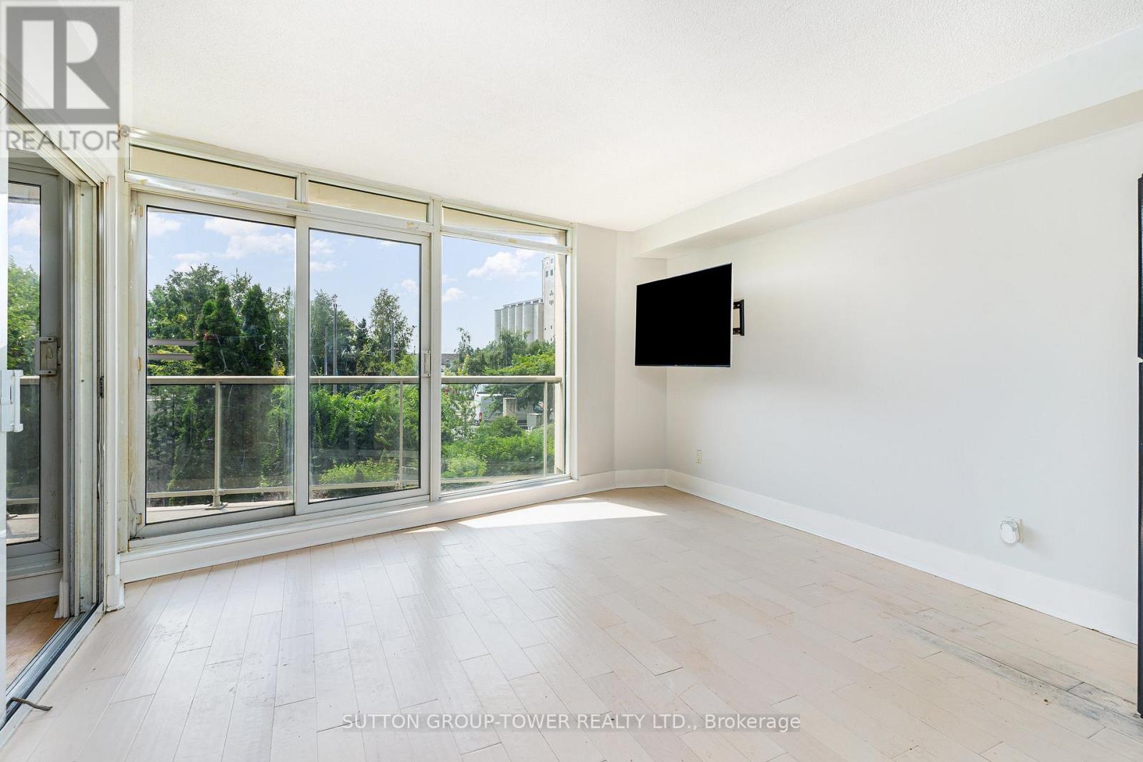 Photo 3 of 220 550 Queens Quay W, Toronto ON