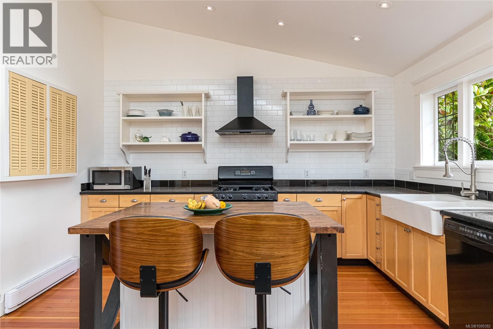 Photo 2 of 625 Harbinger Ave, Victoria BC