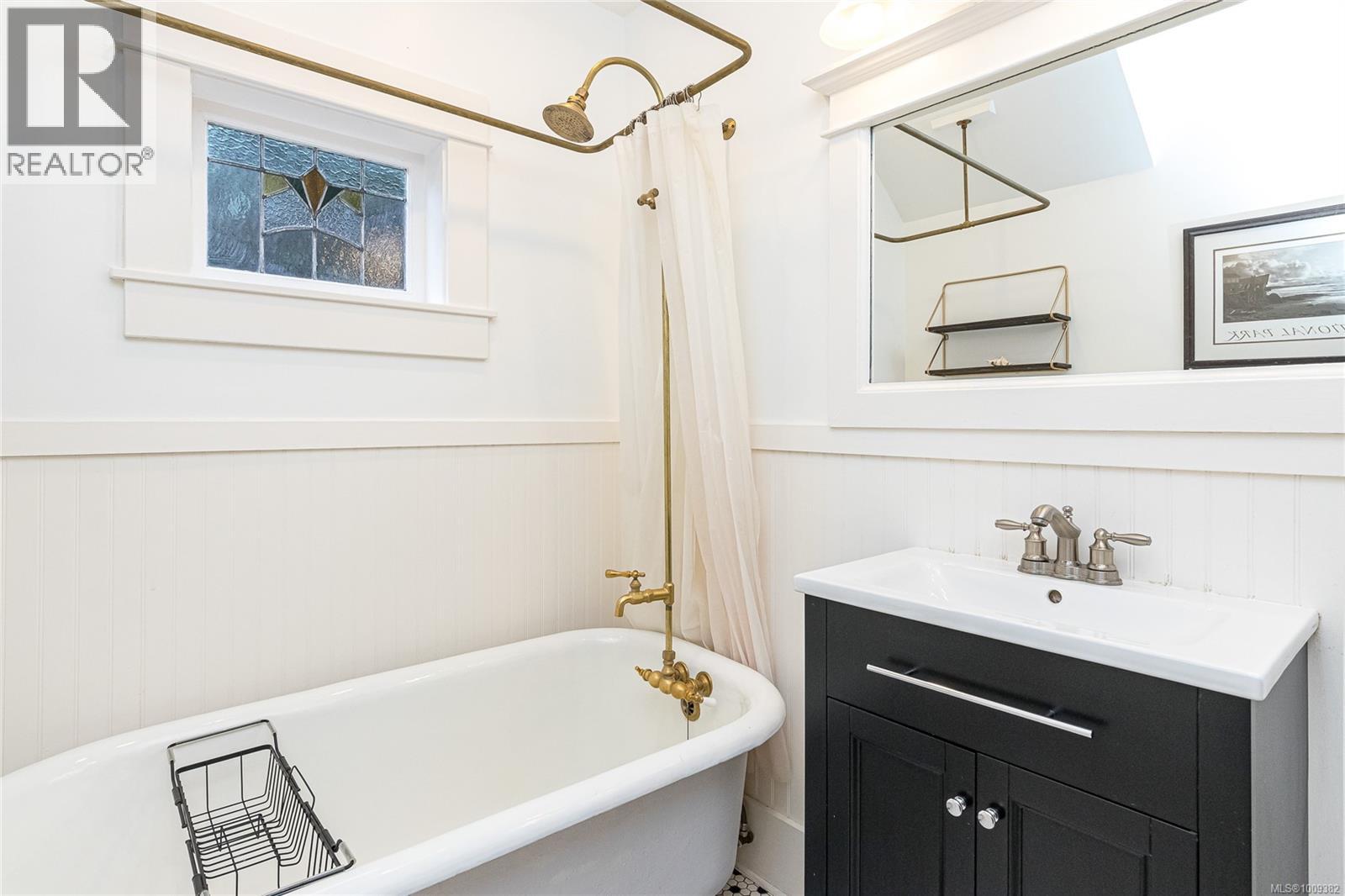 Photo 24 of 625 Harbinger Ave, Victoria BC