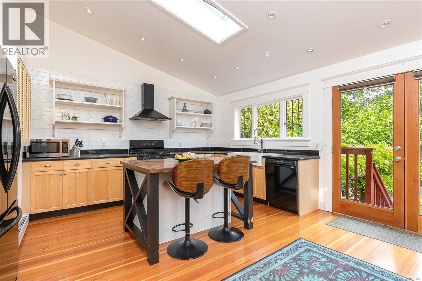 Photo 3 of 625 Harbinger Ave, Victoria BC