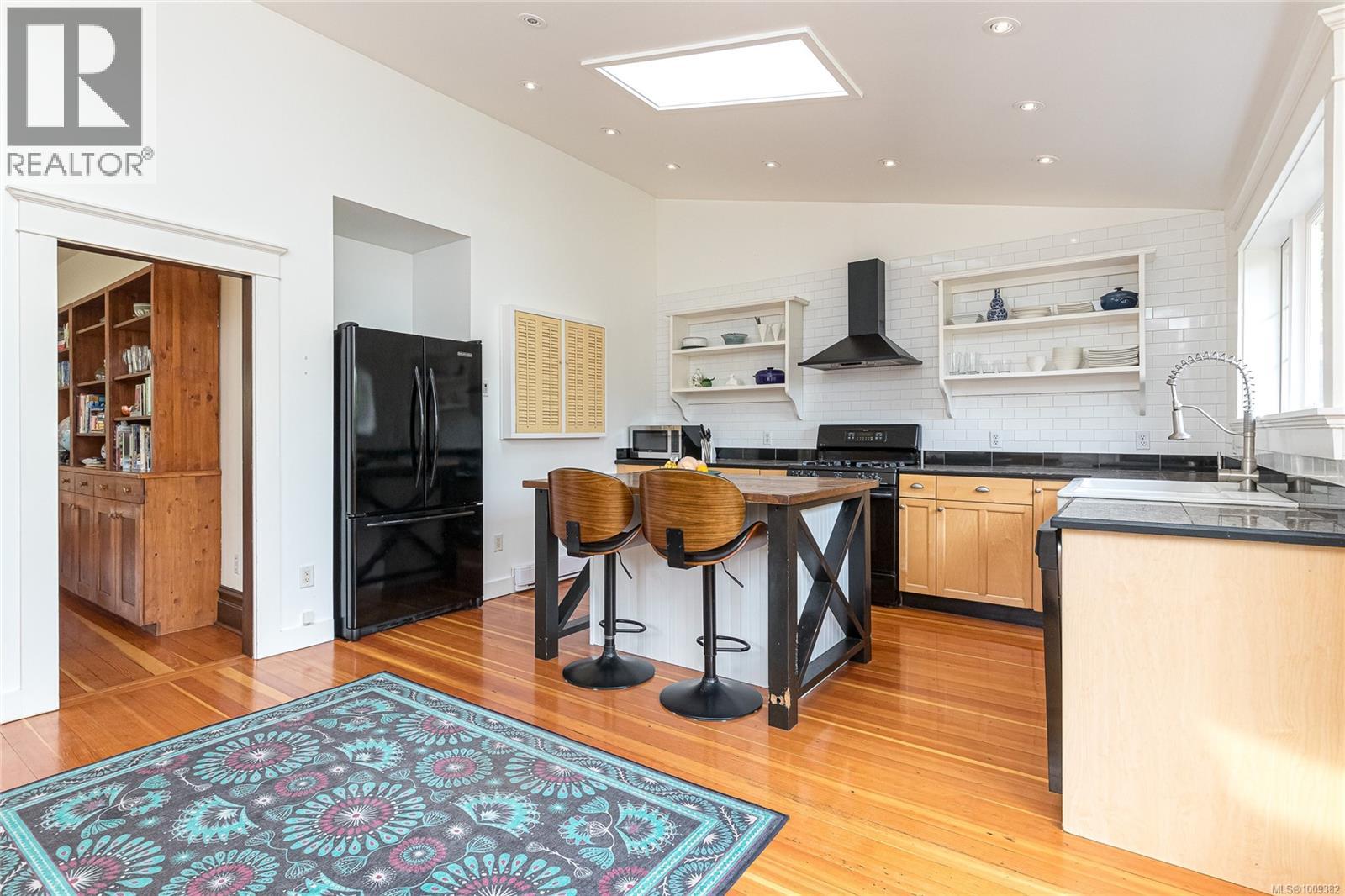 Photo 4 of 625 Harbinger Ave, Victoria BC