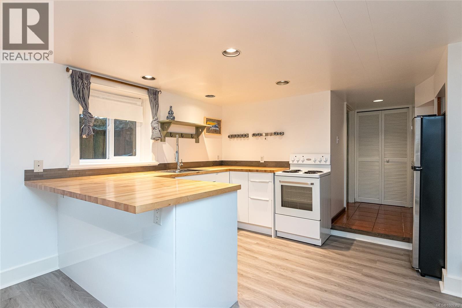 Photo 46 of 625 Harbinger Ave, Victoria BC