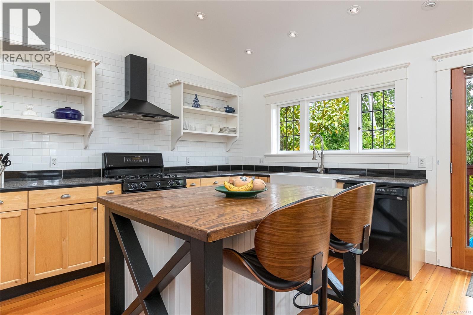 Photo 5 of 625 Harbinger Ave, Victoria BC